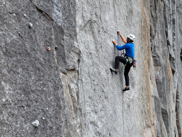 花岗岩大壁长距攀爬技巧，岩塞保护与冲坠实战指南