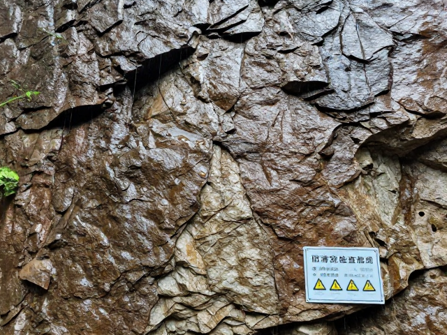景区雨后岩墙防滑检查指南，保障户外运动项目安全