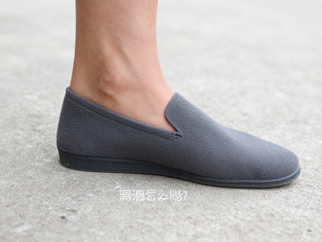 硬质地面防滑怎么做?避免强拉变形,试试加鞋跟套