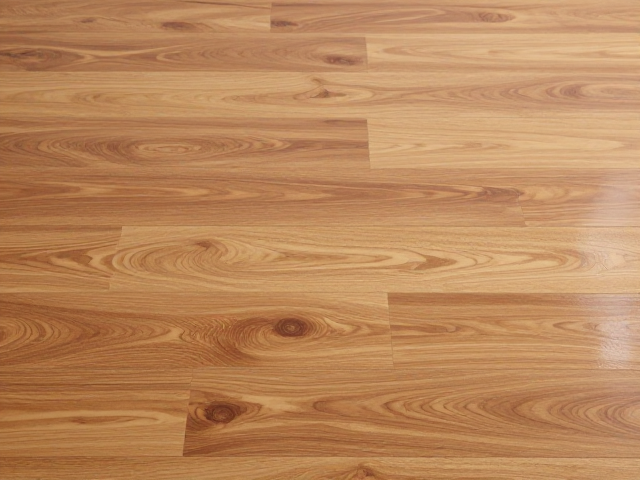 木地板亮面款怎么保养？避开跟端磨损，3招让地板历久弥新