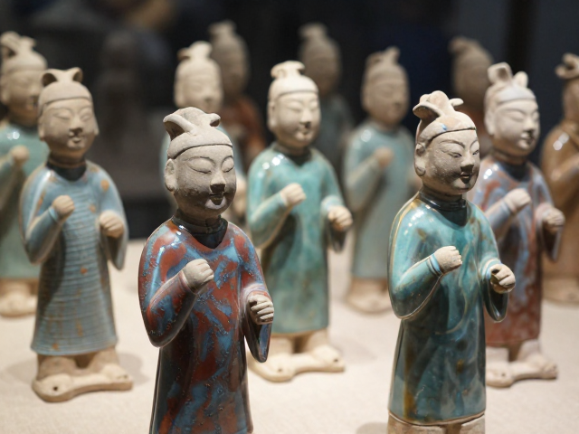 从秦汉陶俑到宋代钧窑，揭秘陶瓷发展中的釉色与窑变之谜
