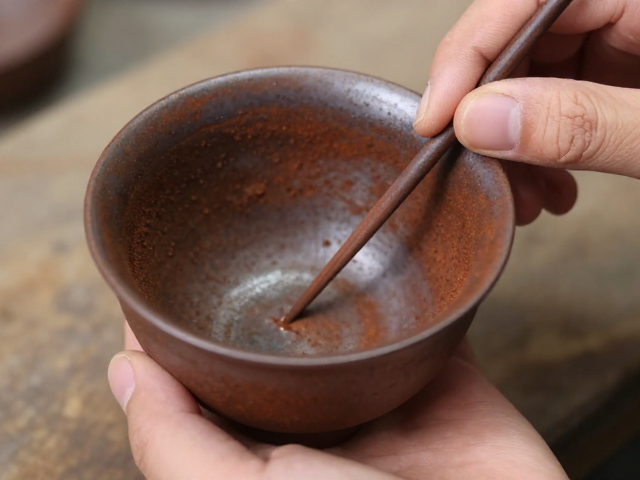 铁锈釉品茗杯修坯整形,揭秘手工茶器成型核心技巧