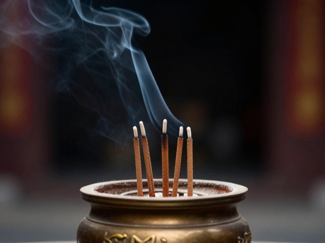 还原烧塔香香炉，烧成温度稳定，香气纯正不呛鼻