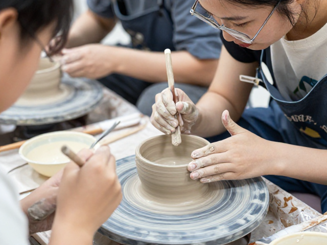 企业团建陶艺,沉浸式手作彩绘上釉课,打造高凝聚力团队体验