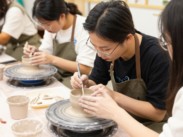 企业团建陶艺,沉浸式手作彩绘上釉课,打造高凝聚力团队体验