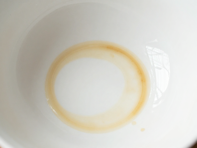茶渍怎么洗？小苏打清洁汤碗攻略，炻器泥污渍轻松去