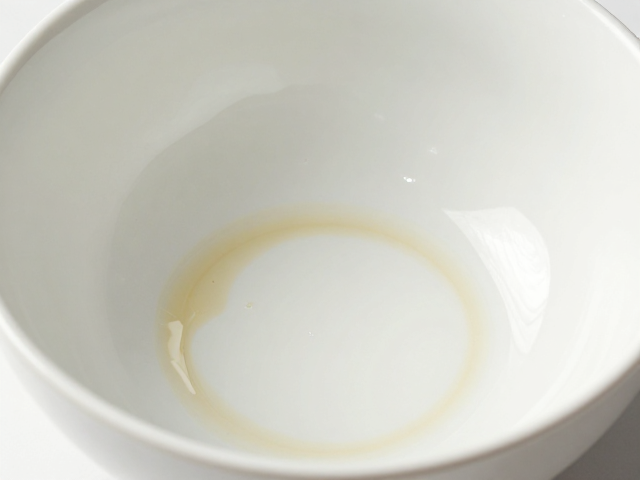 茶渍怎么洗？小苏打清洁汤碗攻略，炻器泥污渍轻松去