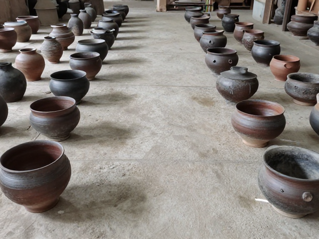 汉代窑业发展下的柴烧落灰成品，合理控制间距的艺术