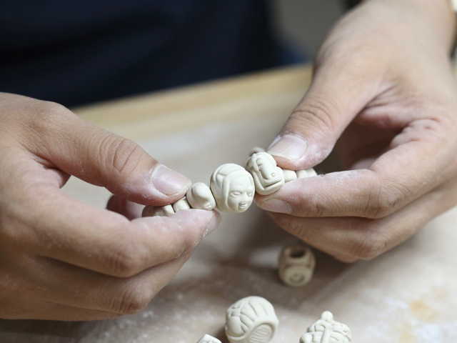 浮雕塑形陶艺手串珠制作，精选陶瓷配件打造独特手作美学
