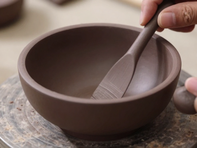 紫砂泥条贴饰成型工艺详解,碗盘器皿制作技巧与历史渊源