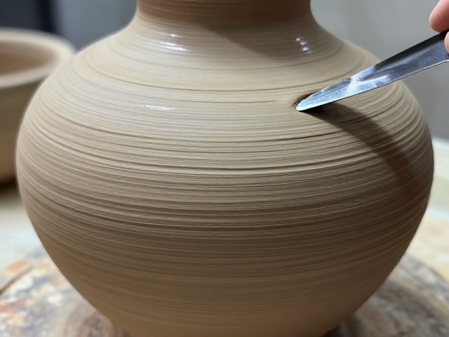 阴刻划花技法解析，施釉与裸烧下的色泥层次之美
