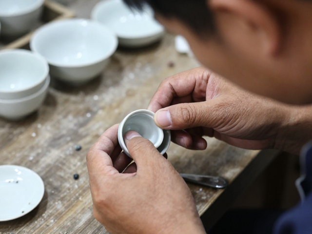 醴陵釉下五彩瓷里的砂石颗粒，一位匠人的坚守与故事