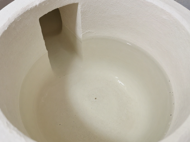 釉面针孔缺陷成因，有机物氧化与窑内气流通畅性关键解析