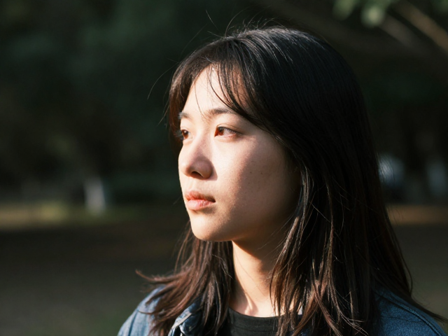 户外人像纪实抓拍,预判天气,定格静谧沉思瞬间