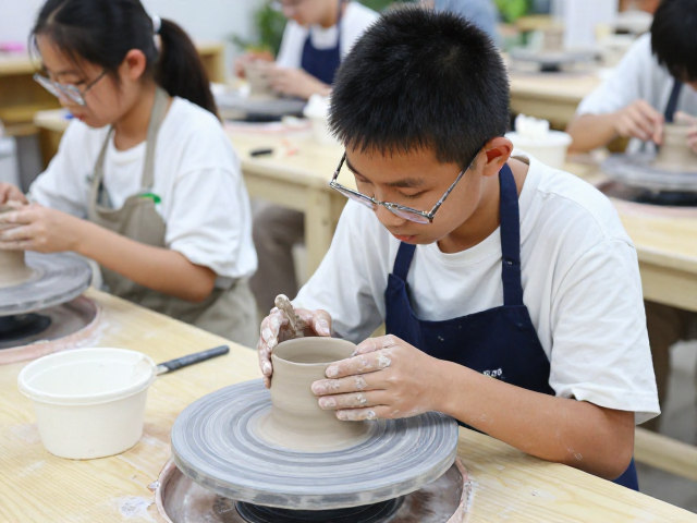 中学生陶艺研学指南，在实践基地打造个人专属陶艺作品