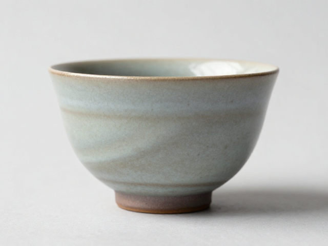 无釉素烧茶杯，边口圆润手感佳，釉色层次丰富，尽显古朴雅致韵味