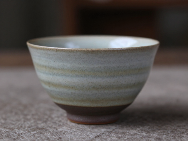 无釉素烧茶杯，边口圆润手感佳，釉色层次丰富，尽显古朴雅致韵味