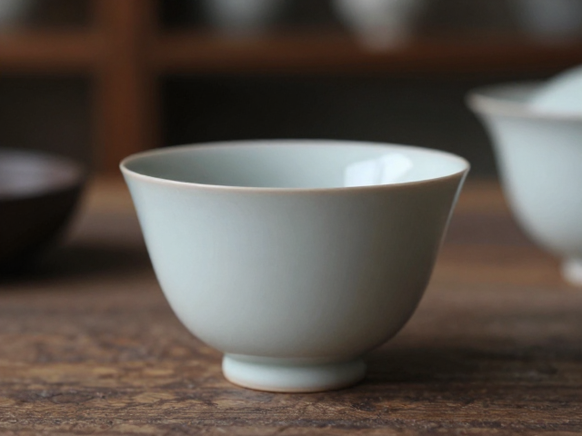 无釉素烧茶具，捕捉釉面流动感，重塑茶席静谧氛围