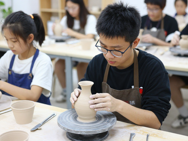 非遗陶艺研学基地探秘，手工花瓶的艺术特色与制作魅力