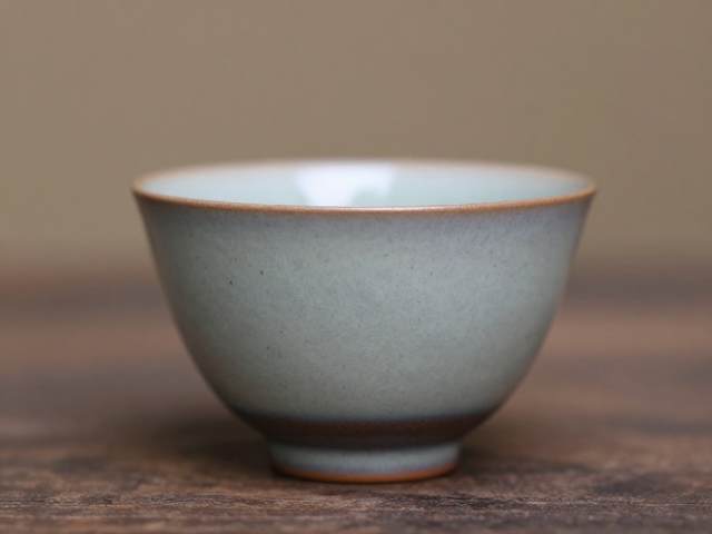 自然窑变茶杯，胎釉温润，握持舒适，匠心独运的品茗雅器