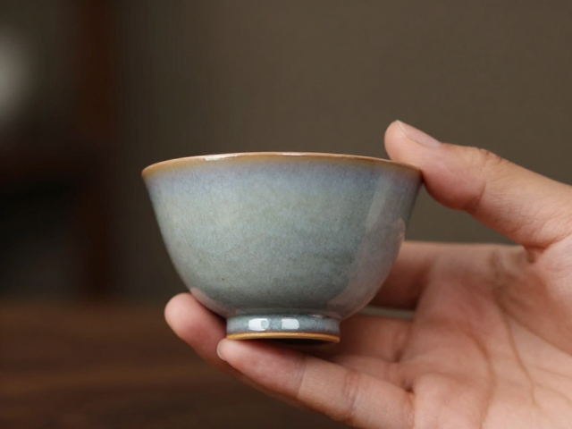 自然窑变茶杯，胎釉温润，握持舒适，匠心独运的品茗雅器