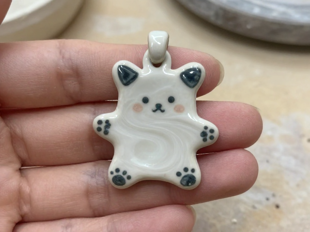 手绘陶艺吊坠,童趣卡通透明釉,定制专属可爱礼物