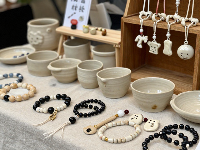 文艺市集探店，素烧陶艺手串与陶瓷挂坠的治愈美学