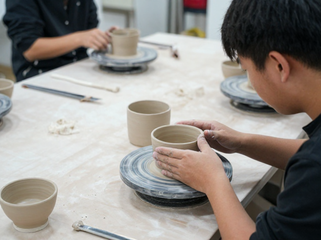 陶艺在校生必看，盐烧工艺下的陶艺工作台布局与实操指南