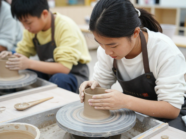 研学基地陶艺体验，分步骤教学让游客轻松上手