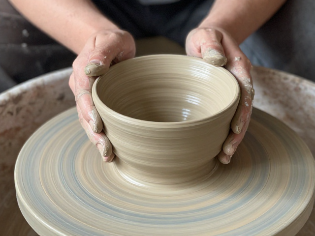 压平泥板技法，坯体厚度控制与缓慢脱水，打造完美陶艺作品