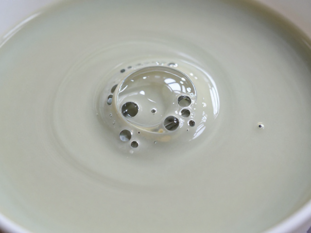 釉料着色化学原理与起泡、可塑性关系解析