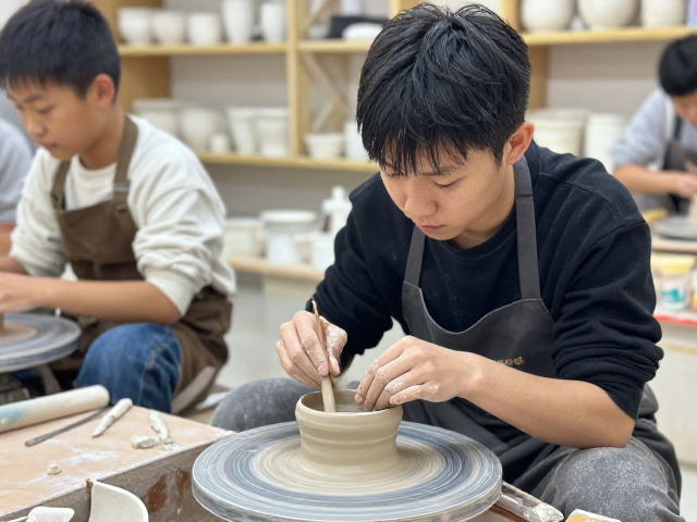 少儿陶艺讲师揭秘，醒泥与烧制流程全解析