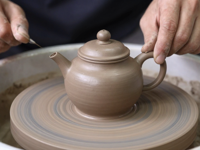 紫砂泥适合连续拉坯?揭秘壶瓶器皿成型核心技法