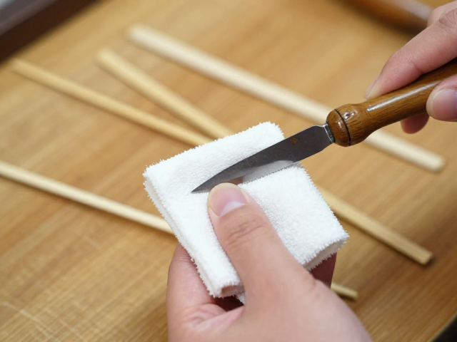 非遗釉上彩饰保养，刻花刀竹签制作与软布清洁全攻略