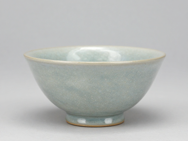 釉下彩成品胎土颗粒感强,釉面清凉触感揭秘