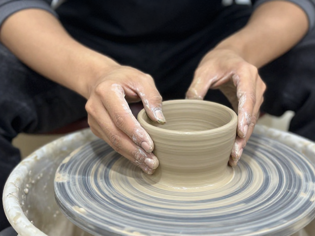 企业团建陶艺体验，亲手制作施釉釉烧成品，打造独特手作回忆