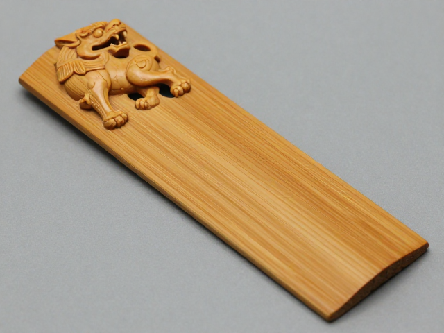 竹雕书签细部刻画,动物瑞兽栩栩如生,尽显匠心与古韵