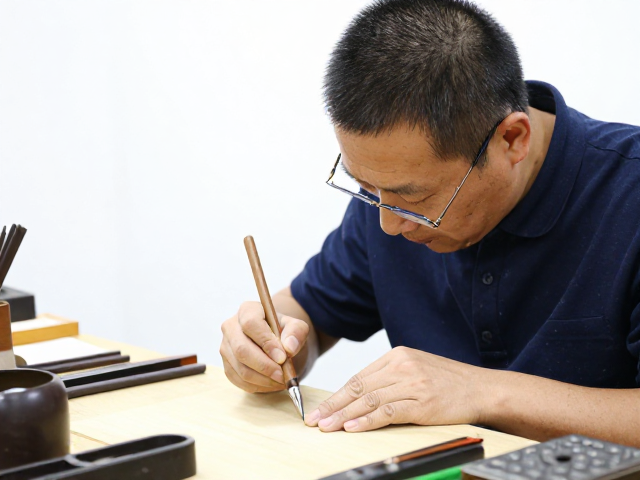 师徒授艺传承匠心,揭秘文房清供背后的匠人故事与非遗坚守