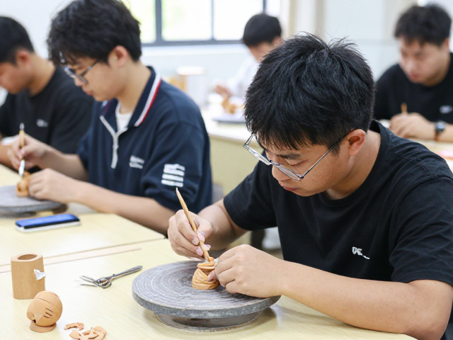 工艺进校园破局年轻学徒荒,圆雕技艺传承新路径