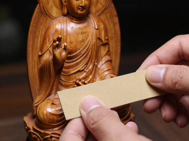 木雕佛像收藏鉴赏,如何用砂纸打磨提升包浆与价值