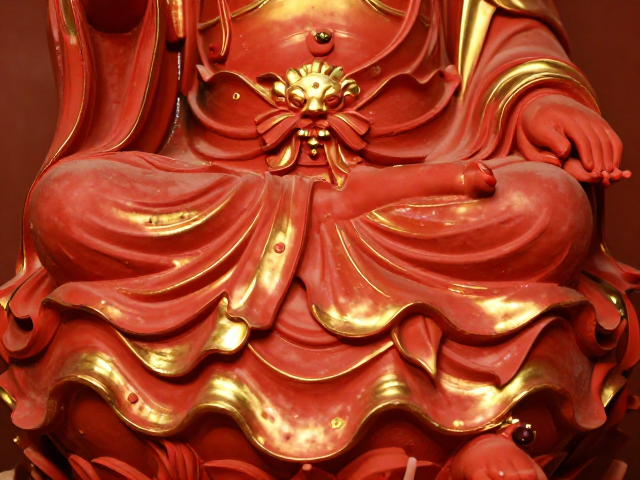 神像造像工艺,朱红与金色点缀,控制空间湿度保色泽