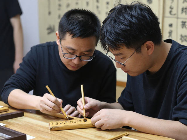 留青竹刻工坊体验,师徒传承研学,解锁非遗技艺之美