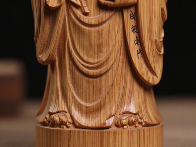木雕摆件手工痕迹鲜明,了解作者工艺背景更懂价值