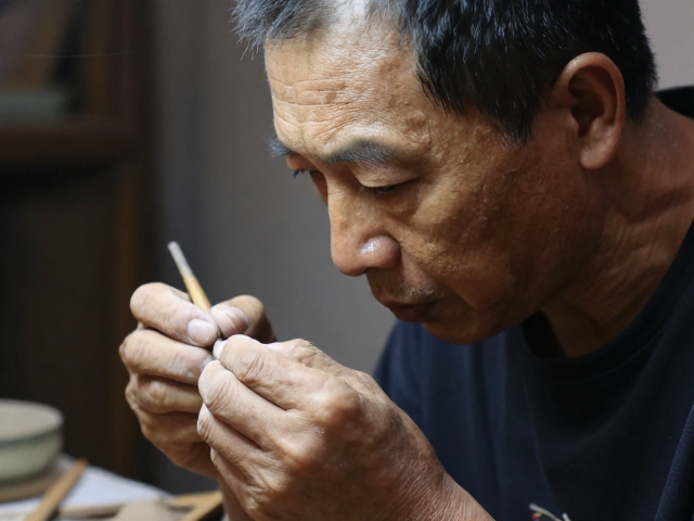 潮州名家因材施艺,人物神态传神,尽显匠心