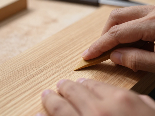 木雕作坊秘传,砂纸打磨如何顺纹不逆?3步判断木纹走向