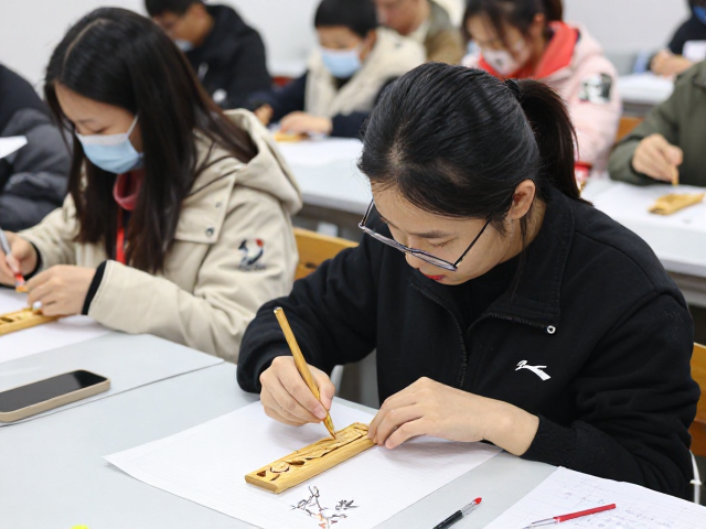 嘉定竹刻创新设计进社区，文化课堂传承非遗之美