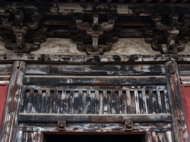 寺庙木雕烧痕修复,拒绝盲目补色,古建修缮避坑指南