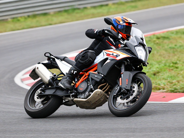 KTM 1290 Super Adventure R大排拉力机车重心控制与摇车技巧