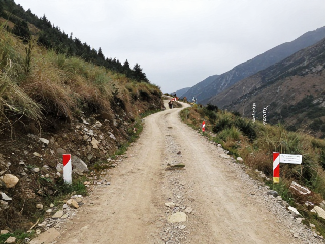 山野小众土路徒步路书,涉水过河关键标记点与避坑指南