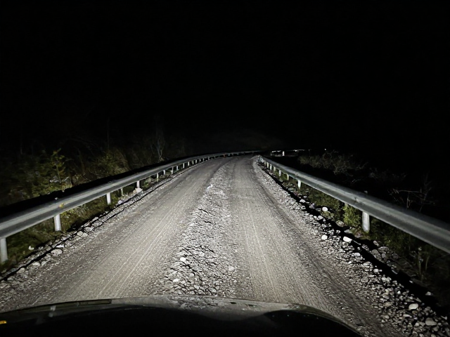 暗夜山路控车技巧，清洁反光面与应对坑洼碎石路的全攻略